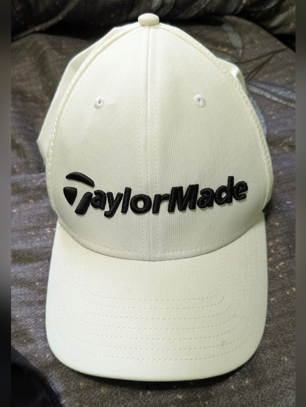 TaylorMade White Baseball Golf Cap with Black Logo Embroidery